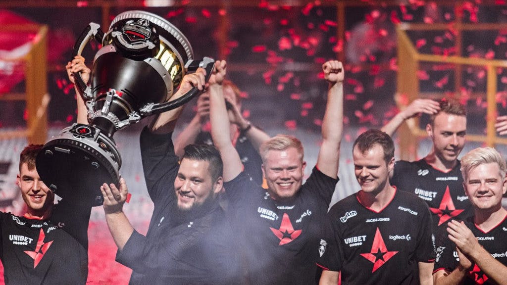 The Astralis Major winning roster - with Device lifting the trophy.