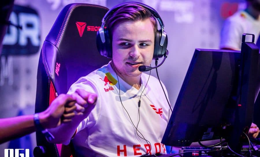 Sjuush CS: GO crosshair and viewmodel settings cover image