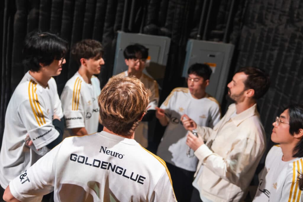 Goldenglue leads 100 Thieves in a huddle (Image via Riot Games)