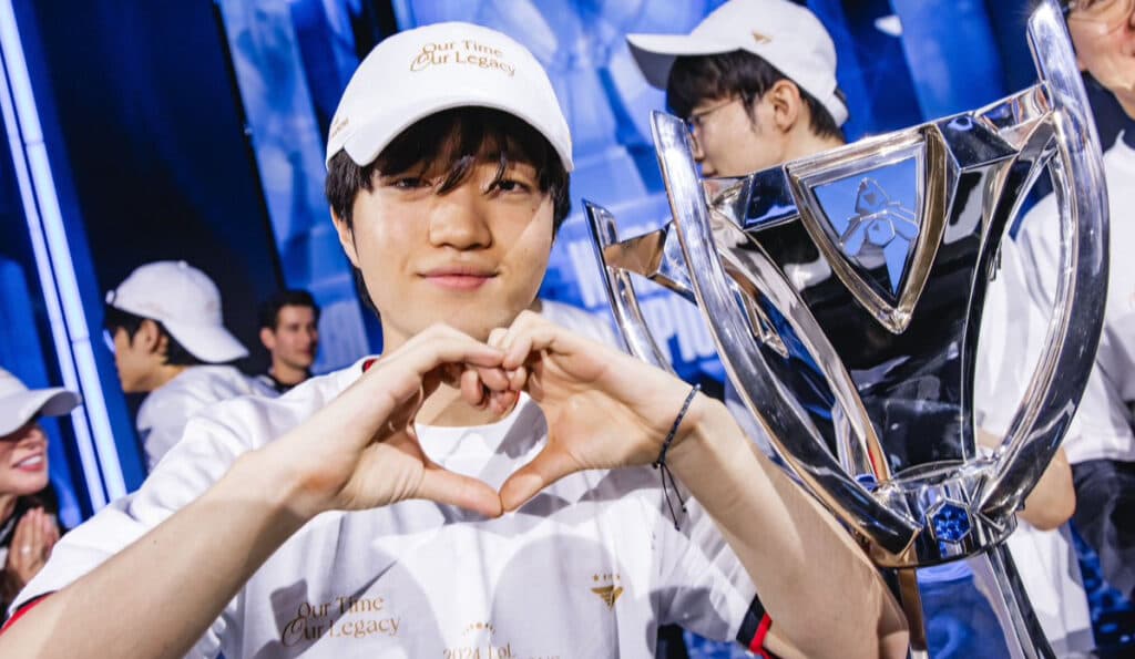 T1 Keria posing next to the Worlds 2024 trophy (image via lolesports)