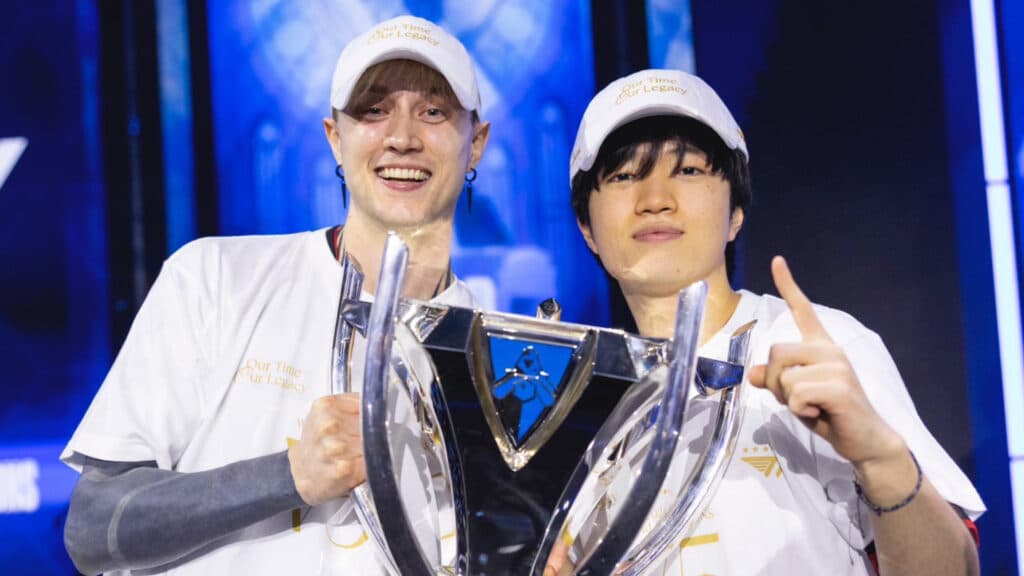 T1 Rekkles and Keria lifting the Worlds 2024 trophy (image via lolesports)