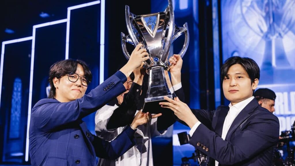 T1 Roach, Kkoma, and Tom lifting the Worlds 2024 trophy (image via lolesports)