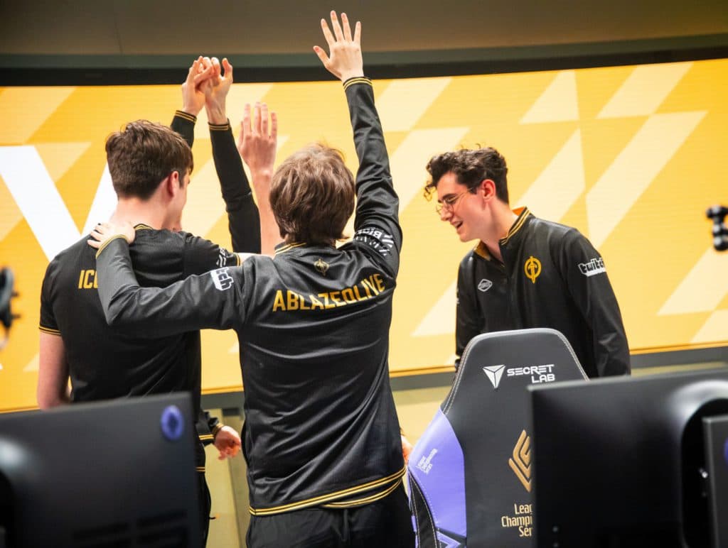 Os três novatos da Golden Guardians após vitória contra a Cloud9