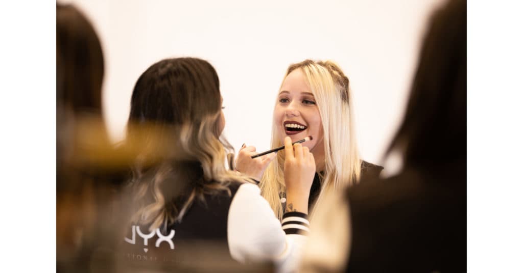 Former Dignitas artStar applies NYX Professional Makeup to Team Captain EMUHLEET of Dignitas.