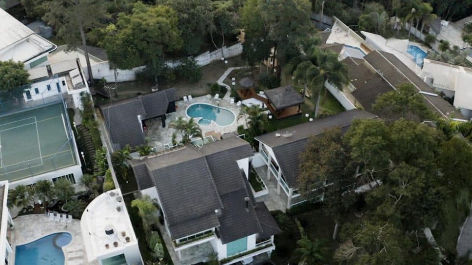 Fluxo apresenta nova mansão para equipe de influenciadores cover image