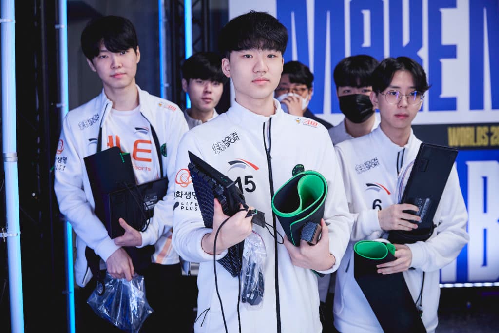 REYKJAVIK, ICELAND - OCTOBER 12: Hanwha Life Esports walks on stage to compete at the League of Legends World Championship Groups Stage on October 12, 2021 in Reykjavik, Iceland. (Photo by LanceSkundrich/Riot Games)