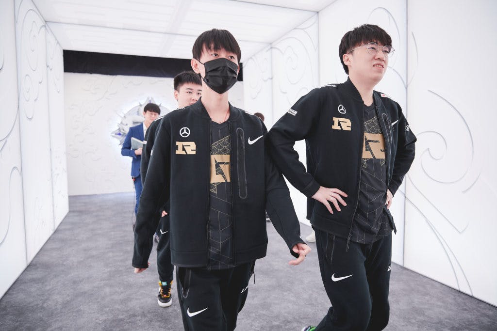RNG‘s Ming and Xiaohu walk on stage. (RIOT GAMES/Lance Skundrich)