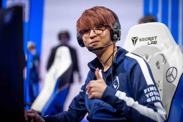 REYKJAVIK, ICELAND - OCTOBER 13: Rogue's Steven "Hans sama" Liv gestures a thumbs up at the League of Legends World Championship Groups Stage on October 13, 2021 in Reykjavik, Iceland. (Photo by Michal Konkol/Riot Games)