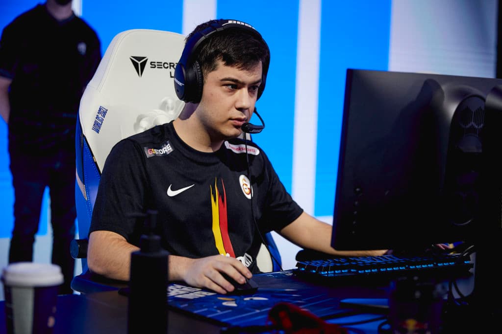 Bolulu playing against Beyond Gaming at Worlds 2021. Photo via Riot Games/Getty Images.