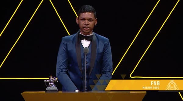 fNb no Prémio CBLOL 2020, recebendo o título de Melhor Jogador do Topo - Fonte: Divulgação