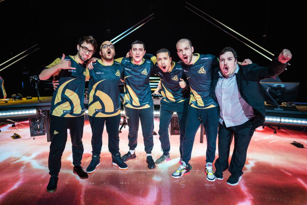 Equipe da Team Vikings, depois de vencer a Crazy Raccoon, no Champions 2021 - Foto: VALORANT Esports