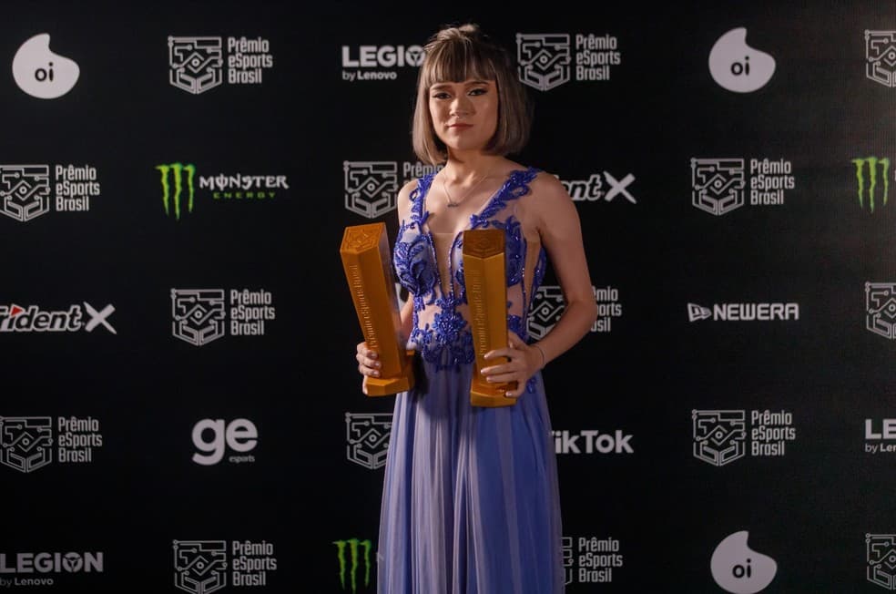 Daiki e os seus dois prêmios (Atleta Feminina Revelação e Melhor Atleta Feminina de 2021), durante o Prêmio Esports Brasil - Reprodução: ge
