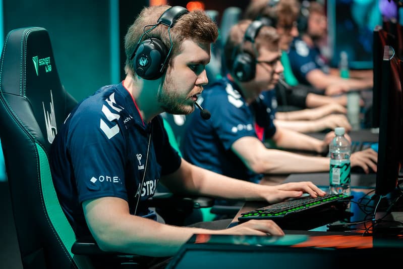 Astralis win first game of LEC 2022 by defeating the previously undefeated Rogue cover image