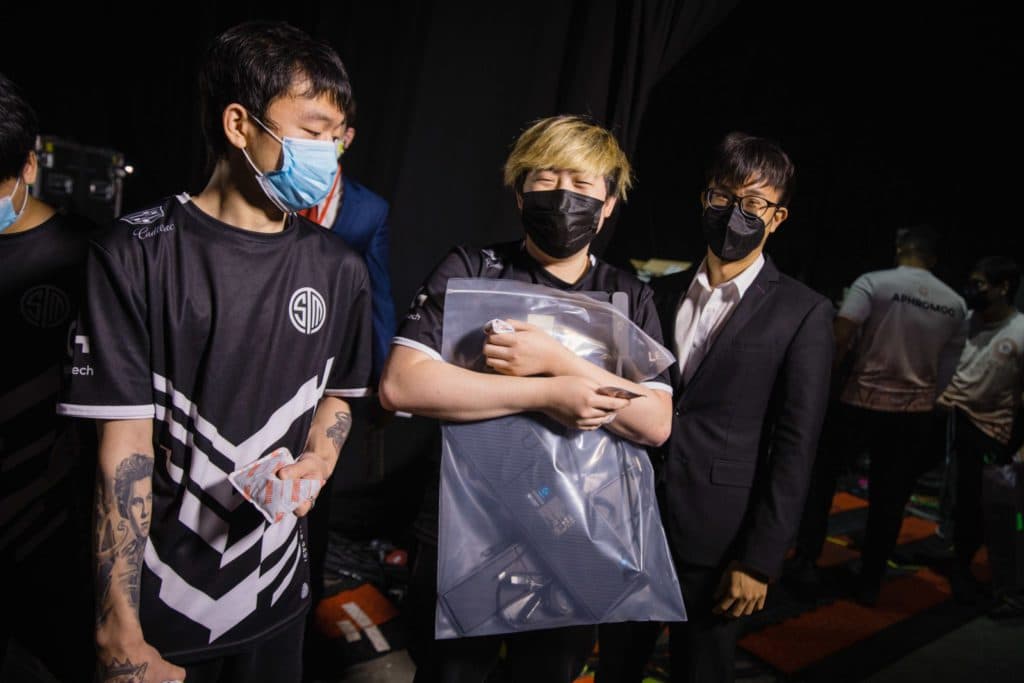 Shenyi with his teammates. Photo via Riot Games/Espat.ai and Tina Jo.