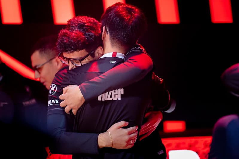 Trigo e Wizer, da paiN, se abraçam após vitória - Foto: Bruno Alvares/Riot Games