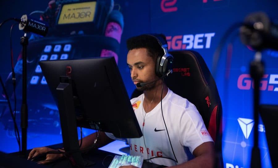 refrezh CS: GO Crosshair and viewmodel settings cover image