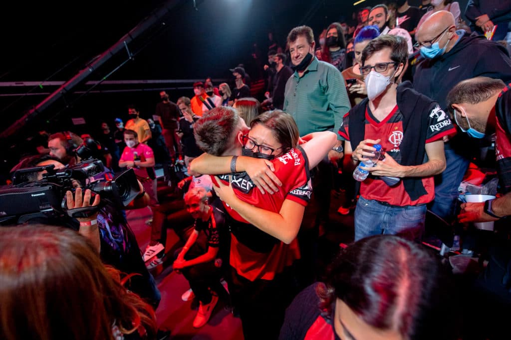 Bounty abraçando a mãe - Foto: Bruno Alvares/Riot Games
