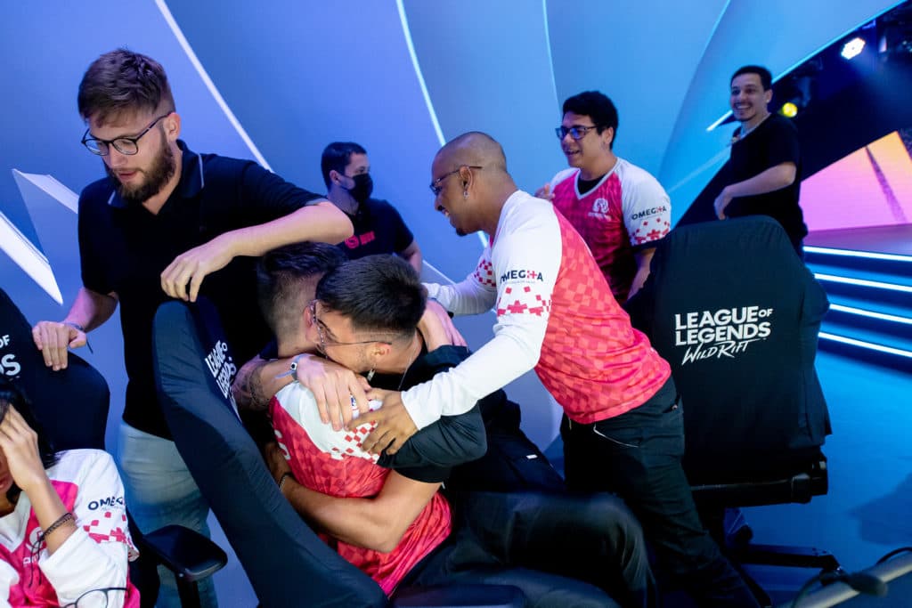 Jogadores da Omegha comemorando o título - Foto: César Galeão e Bruno Alvares/Riot Games