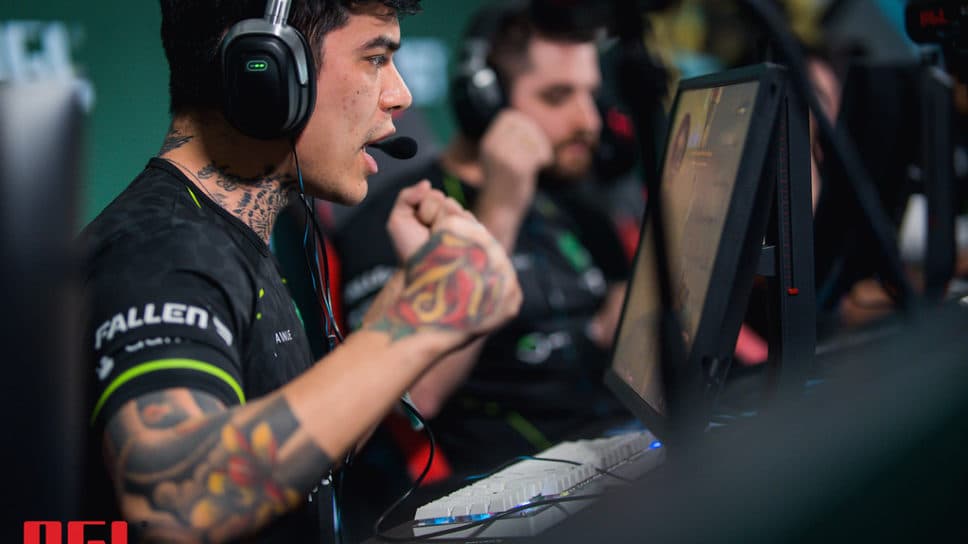 Na Bélgica, fnx é reconhecido na rua por noite na balada cover image