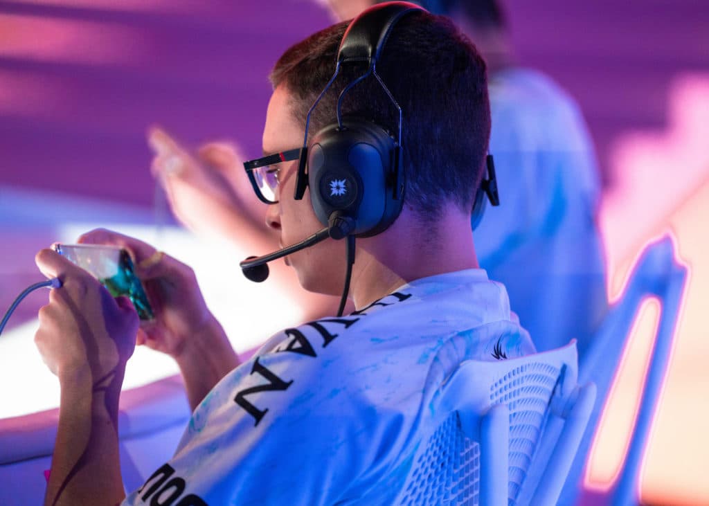 ManoFrizer no palco do Icons 2022 - Foto: Aiksoon Lee/Riot Games