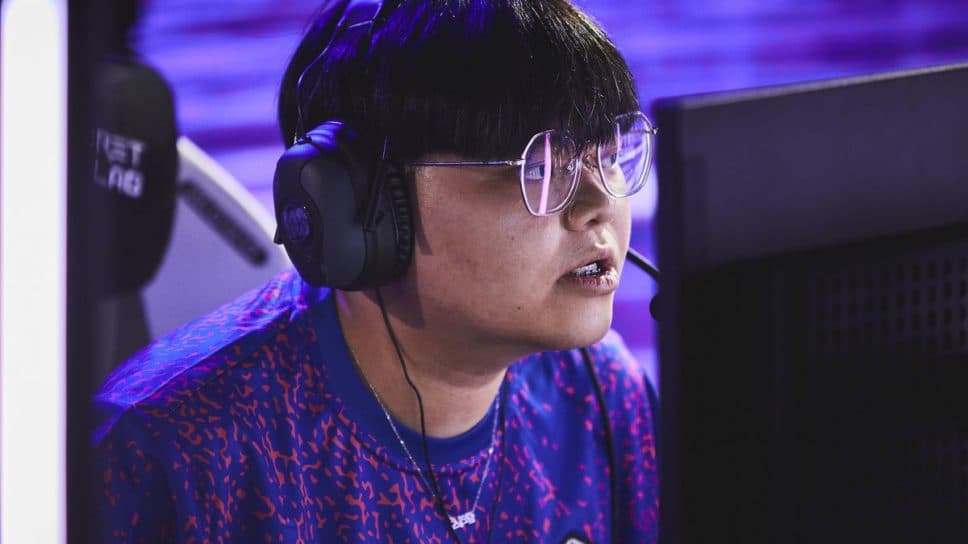 D4V41’s Valorant crosshair and video settings cover image