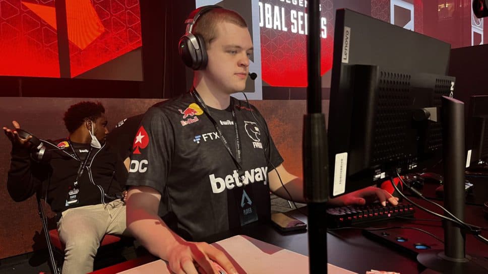 HisWattson continues Apex domination in Twitch Rivals cover image