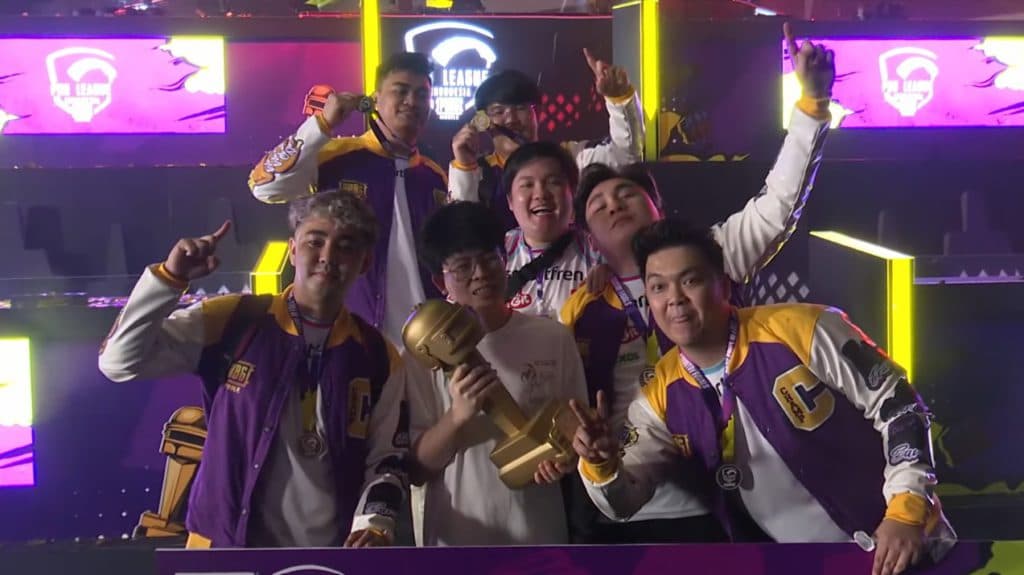 Genesis Dogma posing with their PMPL Indonesia Trophy (Photo via Tencent)