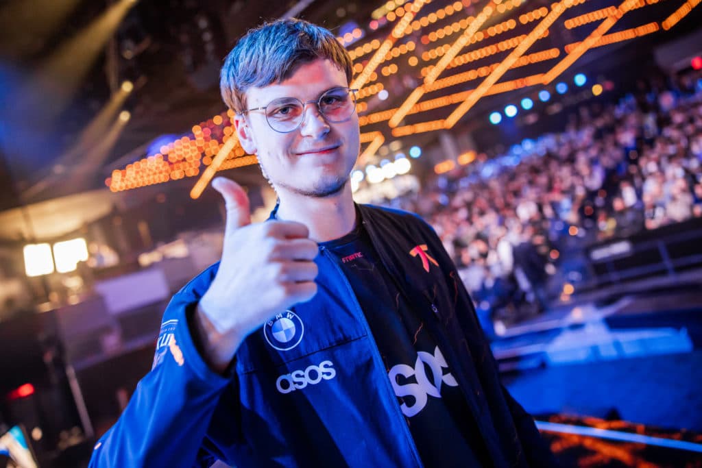 <em>NEW YORK, NEW YORK - OCTOBER 08: Elias "Upset" Lipp of Fnatic poses onstage at the League of Legends World Championship Groups Stage on October 8, 2022 in New York City. (Photo by Lance Skundrich/Riot Games)</em>