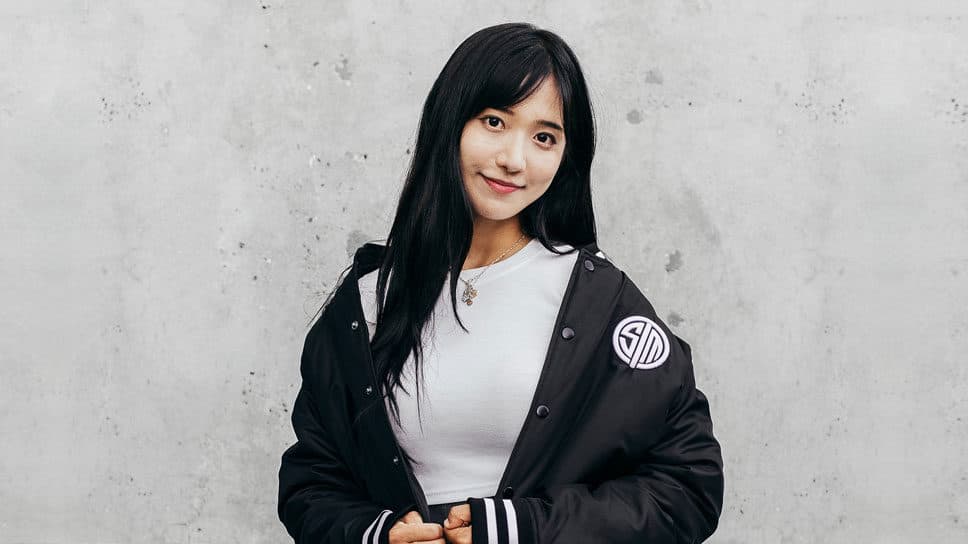 IRL Twitch streamer Jinnytty signed by TSM cover image