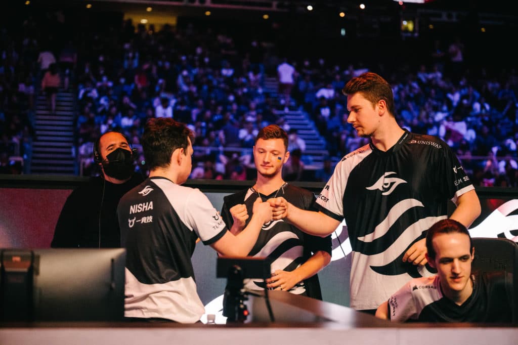 Nisha fistbumps Puppey at TI11's stage.<br>Image via Valve