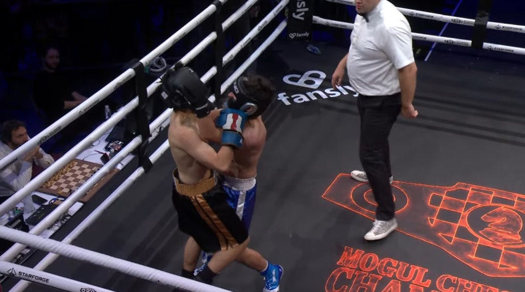 Boxologist Boxing - How a chessboxing fight works A chessboxing fight  consists of 11 rounds, 6 rounds of chess and 5 rounds of boxing. Chess and  boxing rounds alternate, beginning and ending