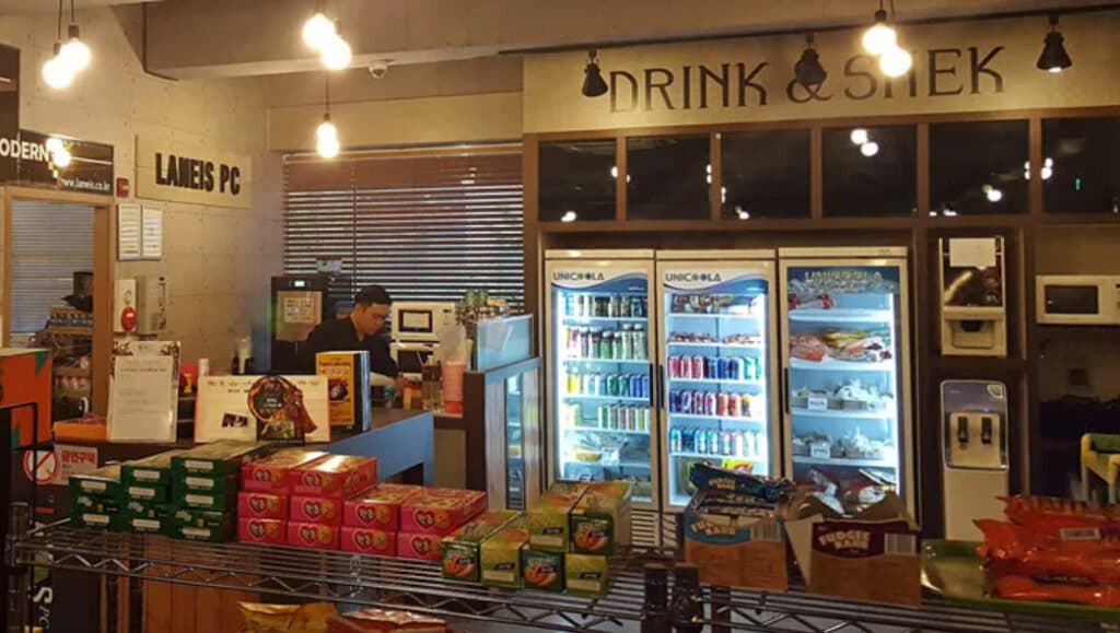 Players can order food from their computer at the PC Bangs. Image Credit: <a href="https://seoulinsidersguide.com/pcbang/">Seoulinsidersguide</a>.