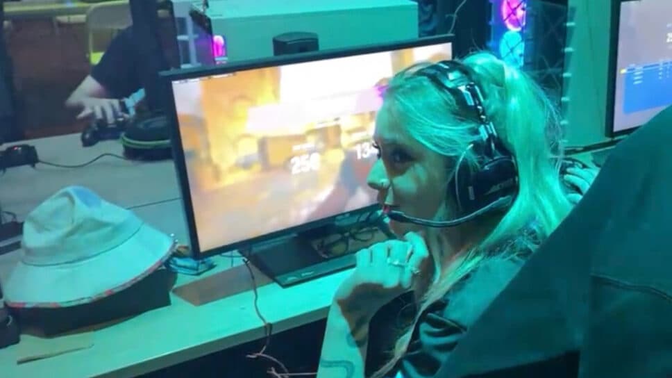 Kelsaroony gets backing from eFuse as first woman in Call of Duty Elite cover image