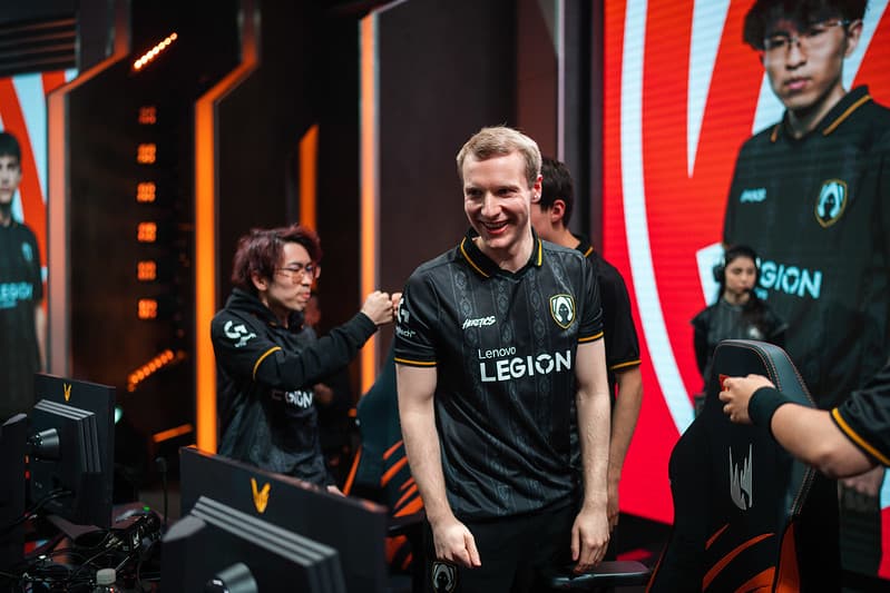 Jankos and Evi at LEC studio| Photo by Michal Konkol/Riot Games