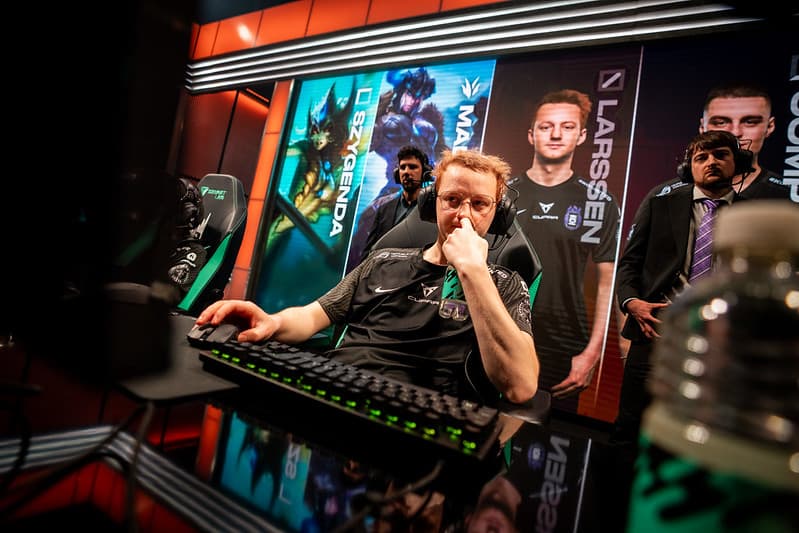 Larssen at the LEC studio (Image via Wojciech Wandzel and Riot Games)