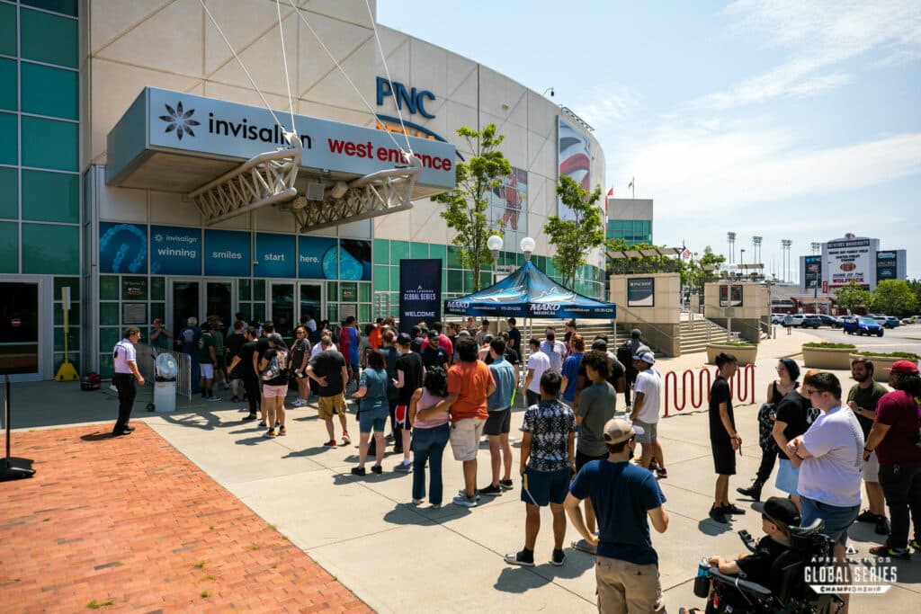 Fans waiting to get inside the London venue for ALGS Split 1. Image Credit: Joe Brady / EA