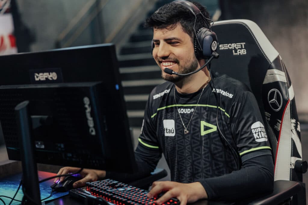 Robo smiling on stage (Image via Colin Young-Wolff and Riot Games)