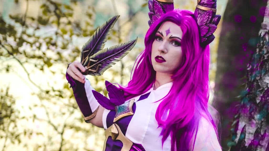 Gemstone made out of resin for Star Guardian Xayahcosplay from League of Legends (Image from <a href="https://www.youtube.com/watch?v=Mj06f8q3lNs" target="_blank" rel="noreferrer noopener">Pretzl Cosplay</a>)