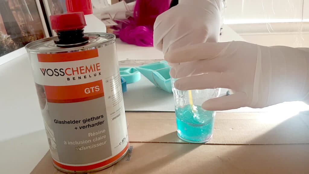 Making the resin mixture with desired colors (Image from <a href="https://www.youtube.com/watch?v=Mj06f8q3lNs" target="_blank" rel="noreferrer noopener">Pretzl Cosplay</a>)