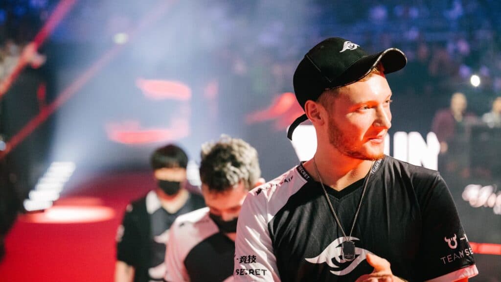 Switching from carry to offlane can work, just ask Resolut1on! (Image via Valve)