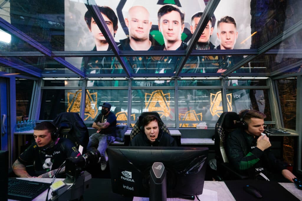 s4 with Alliance at TI10.<br>Image via Valve