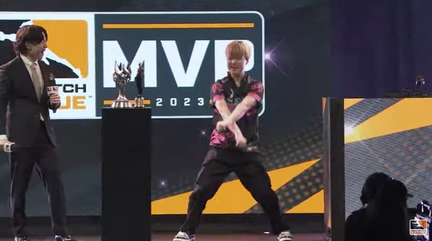 A dance for good luck (Image via Blizzard Entertainment)