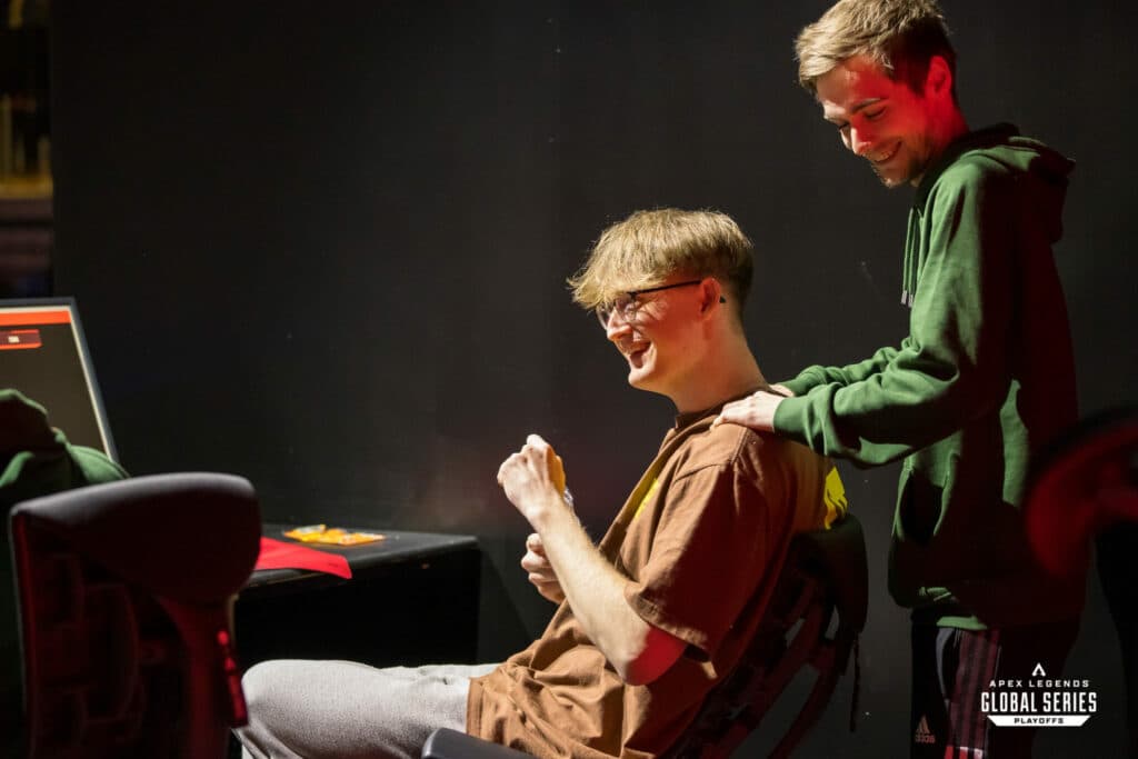 Mande, substituting for Alliance, celebrates a game win at the ALGS Split 1 Playoffs in London (Photo EA/Joe Brady)