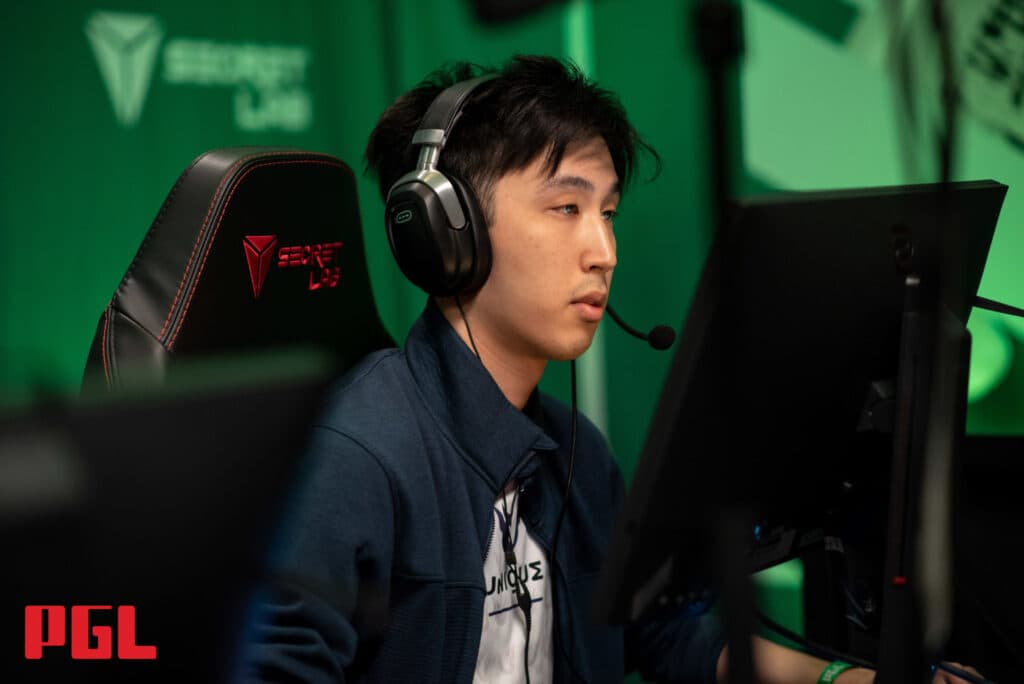 w1nt3r at the Antwerp Major during his stint on Team Unique (Image via PGL)