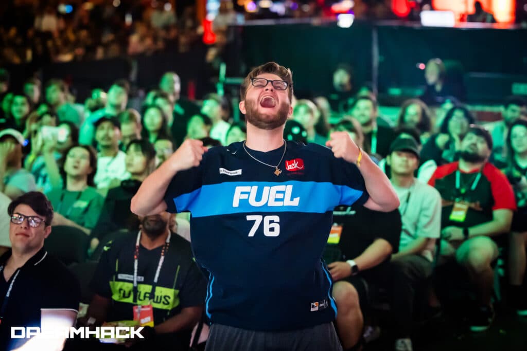 OWCS Dallas Major attendee in a Dallas Fuel t-shirt (Image via ESL FACEIT Group | Joe Brady)