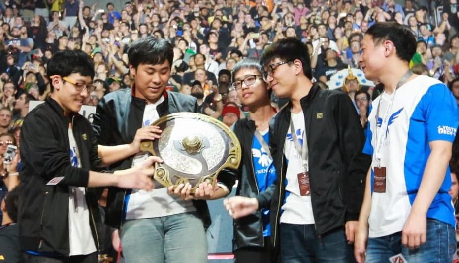 The most versatile team to lift the Aegis. (Photo via <a href="https://liquipedia.net/commons/images/a/ab/Wings_Gaming_win_The_International_2016.jpg" target="_blank" rel="noreferrer noopener nofollow">Liquipedia</a>)
