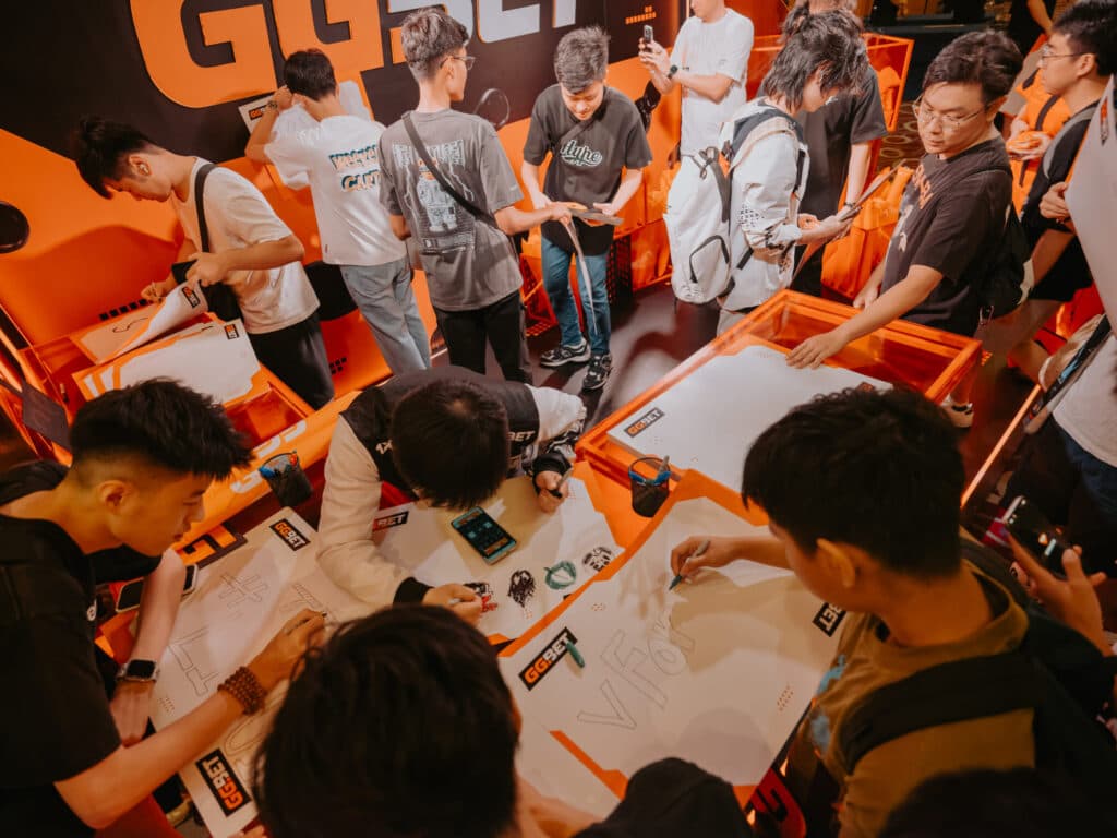 Fans designing their creative signs at the GG.BOOTH Creativity Zone (Image via GG.BET)