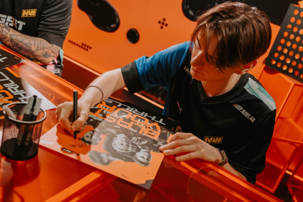 NAVI's Ihor "w0nderful" Zhdanov signs an exclusive poster (Image via GG.BET)