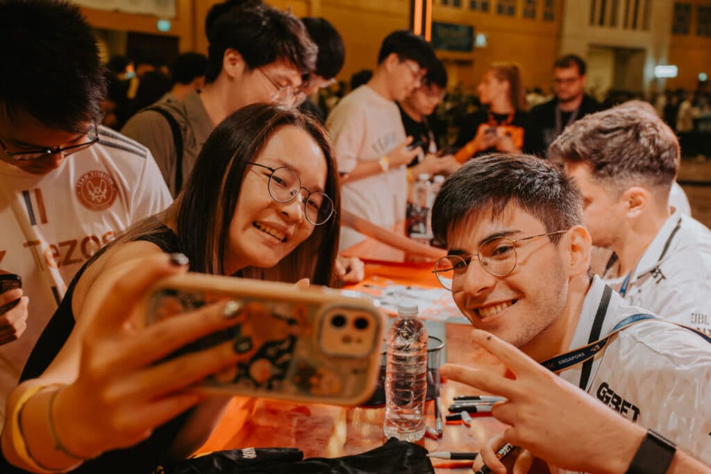 Fans posing with Shahar "flameZ" Shushan from Vitality (Image via GG.BET)