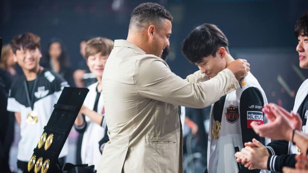 Ronaldo Fenômeno delivering the winning medal to Faker in 2017 (Image via Riot Games)
